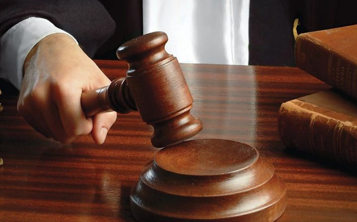 Qadını daşla öldürməkdə təqsirləndirilən şəxsin məhkəməsi başladı 